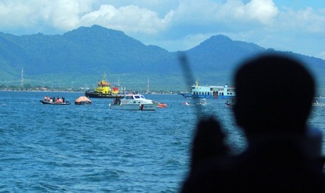 Timsar melakukan pencarian korban kapal tenggelam 