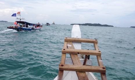 Sejumlah kapal wisata berlayar membawa wisatawan menuju Pulau Lengkuas , Belitung, Bangka Belitung, Jumat, (19/2)