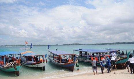 Sejumlah kapal wisata bersandar di pantai Pulau Burung Belitung,Bangka Belitung, Jumat (19/2). 