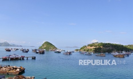 Sejumlah kapal wisata jenis pinisi berlabuh di perairan Labuan Bajo, Manggarai Barat, NTT Selasa (22/1/2020).