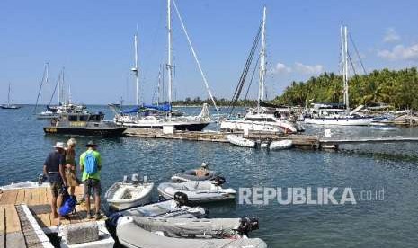 Sejumlah kapal yacht peserta Sail Moyo Tambora 2018 parkir di pelabuhan Medana Bay Marina di Tanjung, Lombok Utara, NTB, Senin (17/9).