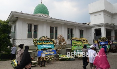  Sejumlah karangan bunga ucapan meninggalnya KH. Hasyim Muzadi memenuhi komplek Pesantren Al-Hikam, Depok, Jabar, Kamis (16/3). 