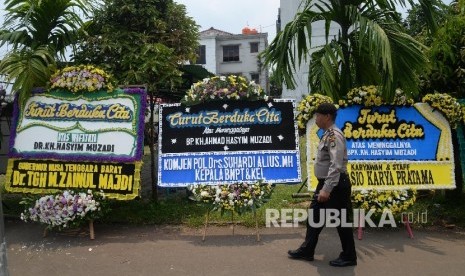  Sejumlah karangan bunga ucapan meninggalnya KH. Hasyim Muzadi memenuhi komplek Pesantren Al-Hikam, Depok, Jabar, Kamis (16/3). 