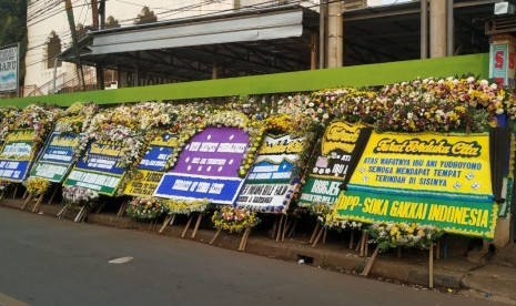 Sejumlah karangan bunga ungkapan bela sungkawa berjajar di sekitaran kediaman istri Presiden RI ke-6 Susilo Bambang Yudhoyono, Kristiani Herrawati (Ani Yudhoyono), Cikeas, Bogor, Jawa Barat, Ahad (2/6). 