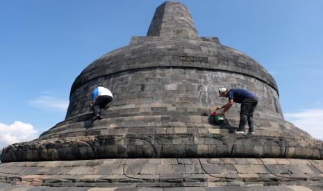 Sejumlah karyawan Balai Konservasi Borobudur (BKB) membersihkan stupa saat mengikuti aksi Reresik Candi Borobudur (membersihkan Candi Borobudur) di Magelang, Jawa Tengah, Selasa (14/6/2022). Kegiatan tersebut dalam rangka memperingati Hari Purbakala ke-109 yang mengusung tema Membangun Kebermanfaatan Candi Borobudur dan Kawasannya untuk Masyarakat. 