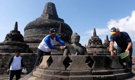 Sejumlah karyawan Balai Konservasi Borobudur (BKB) mengikuti aksi Reresik Candi Borobudur (membersihkan Candi Borobudur) di Magelang, Jawa Tengah, Selasa (14/6/2022). Kegiatan tersebut dalam rangka memperingati Hari Purbakala ke-109 yang mengusung tema Membangun Kebermanfaatan Candi Borobudur dan Kawasannya untuk Masyarakat. 