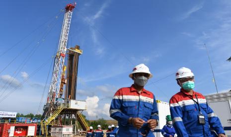 Sejumlah karyawan berjalan di lokasi Rig (alat pengeboran minyak bumi) PDSI 49 milik PT Pertamina Hulu Rokan (PHR) di Duri, Riau, Senin (8/8/2022). PT PHR telah melakukan pengeboran di 376 sumur baru di Blok Rokan dan mampu memproduksi minyak mentah hingga 161 ribu barel per hari atau mencapai 26 persen produksi minyak nasional. 