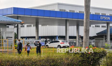 Sejumlah karyawan melintas di pintu keluar perusahaan EPSON, Kawasan East Jakarta Industrial Park (EJIP), Cikarang, Kabupaten Bekasi, Jawa Barat, Senin (21/9/2020). Kemenperin memperketat pengawasan penerapan protokol kesehatan di kawasan industri.