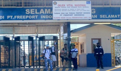 Sejumlah karyawan menunggu kepastian keberangkatan ke area Tembagapura di terminal gorong-gorong, Timika, Mimika, Papua, Rabu (15/11). 