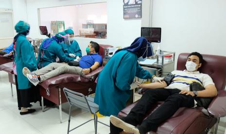 Sejumlah karyawan yang telah dinyatakan sembuh dari Covid-19 mendonorkan plasma darah mereka di instalsi Unit Donor darah PMI.