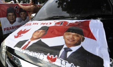 Sejumlah karyawan perusahaan BUMN mempersiapkan spanduk sebelum melakukan road show guna memenangkan pasangan capres cawapres nomor urut satu Prabowo-Hatta di Jalan Medan Merdeka Selatan, Jakarta, Rabu (25/6).