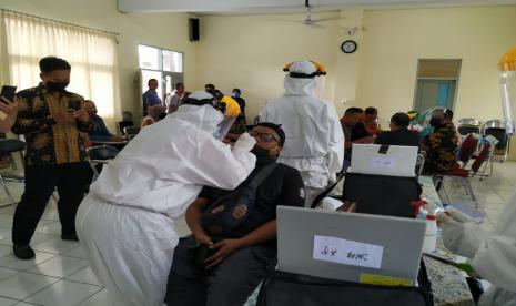 Sejumlah karyawan SMAN 5 Kota Tasikmalaya melakukan tes swab, Kamis (27/8).