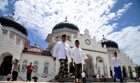 Sejumlah kaum Muslim berjalan usai menuaikan shalat Jumat di Masjid Raya Baiturrahman, Banda Aceh. Provinsi ini tengah berbenah menjadi kawasan destinasi wisata syariah.