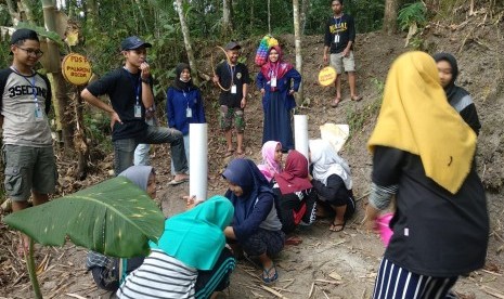  Sejumlah kegiatan pemberdayaan pemuda yang dilakukan sekelompok mahasiswa Universitas Negeri Yogyakarta (UNY) di Dusun Pule, Desa Tegalrandu, Kecamatan Srumbung, Kabupaten Magelang. 