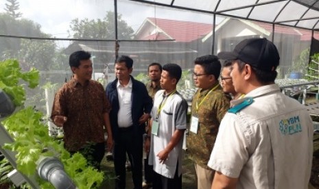 Sejumlah kegiatan yang mengisi program Pesantren Ku Berdaya yang  dilakukan Yayasan Baitul Maal (YBM) PLN di Dusun 1, Desa Kepurun, Kecamatan  Manisrenggo, Kabupaten Klaten, Jawa Tengah, Senin (17/12). 