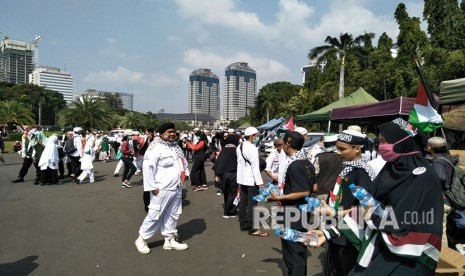 Sejumlah kelompok masyarakat membagikan minuman gratis pada peserta Aksi Indonesia Bebaskan Alquds, di Monas. Jumat (11/5).