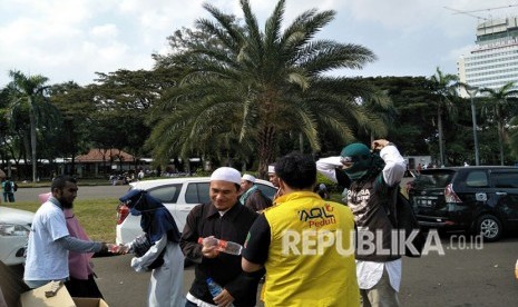 Sejumlah kelompok masyarakat membagikan minuman gratis pada peserta Aksi Indonesia Bebaskan Alquds, di Monas. Jumat (11/5). 