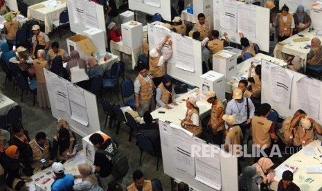 Sejumlah Kelompok Penyelenggara Pemungutan Suara Luar Negeri (KPPSLN) melakukan penghitungan suara Pemilu 2019, di Dewan Tun Razak 1 dan 2, Kuala Lumpur, Malaysia, Rabu (17/4/19).