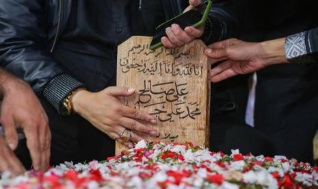 Sejumlah keluarga dan kerabat berdoa di makam Syekh Ali Jaber di Pesantren Daarul Quran, Cipondoh, Kota Tangerang, Banten, Kamis (14/1).