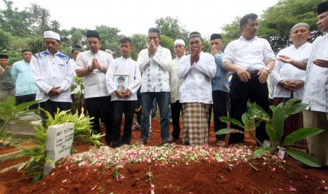 Sejumlah keluarga dan kerabat berdoa saat pemakaman korban jatuhnya pesawat Lion Air JT 610 Arif Yustian di TPU Karang Anyarm Bojong Gede, Bogor, Jawa Barat, Jumat (9/11/2018).