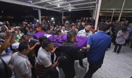 Sejumlah keluarga dan kerabat membawa jenasah Gusti Pangeran Adipati Aryo (KGPAA) Paku Alam IX di Ndalem Ageng, Komplek Puro Pakualaman, Sabtu (21/11).ANTARA FOTO/Andreas Fitri Atmoko