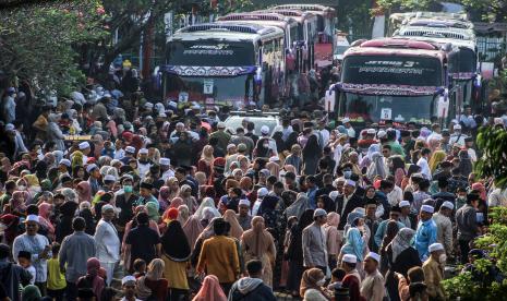 Sejumlah keluarga dan kerabat mengantarkan jamaah calon haji saat pelepasan keberangkatan di halaman Pemkab Bogor, Cibinong, Kabupaten Bogor, Jawa Barat, Sabtu (4/6/2022). Sebanyak 404 jamaah calon haji Kabupaten Bogor kelompok terbang (kloter) ketiga diberangkatkan menuju embarkasi haji Bekasi dan selanjutnya terbang menuju tanah suci Makkah. 984 Jamaah Haji Kota Bogor akan Bertolak Menuju Tanah Suci