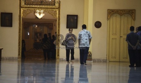 Sejumlah keluarga dan kerabat menghadiri persemayaman jenasah Gusti Pangeran Adipati Aryo (KGPAA) Paku Alam IX di Ndalem Ageng, Komplek Puro Pakualaman, Sabtu (21/11).Republika/Nico Kurnia Jati