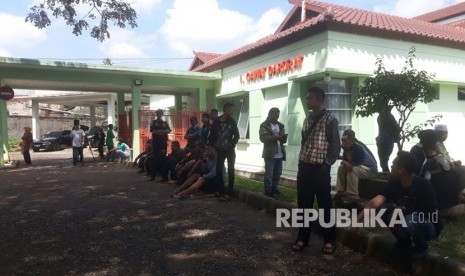 Sejumlah keluarga korban yang tewas akibat menenggak minuman keras (miras) oplosan tengah menunggu di depan Gedung Instalasi Gawat Darurat (IGD) RSUD Cicalengka, Senin (9/4). 