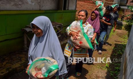 Sejumlah Keluarga Penerima Manfaat (KPM) membawa beras bansos Bantuan Pangan Non-Tunai (BPNT) di Lingkungan Citapen, Kelurahan Kertasari, Kabupaten Ciamis, Jawa Barat, Rabu (11/1/2022) (ilustrasi). Bank Dunia mengusulkan kepada pemerintah Indonesia untuk menambah anggaran bantuan sosial. Hal ini bertujuan untuk menurunkan angka kemiskinan, termasuk kemiskinan ekstrem.