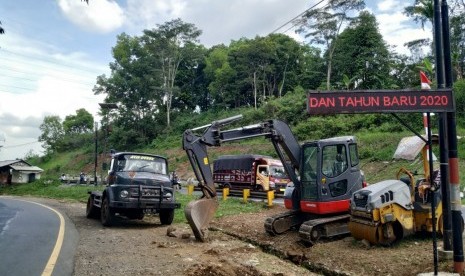 Sejumlah kendaraan alat berat disiagakan di pos pengaman Letter U Gentong, Desa Kadipaten, Kecamatan Kadipaten, Kabupaten Tasikmalaya, Senin (23/12). Alat berat disiapkan untuk mengantisipasi bencana alam saat musim libur Nataru. 