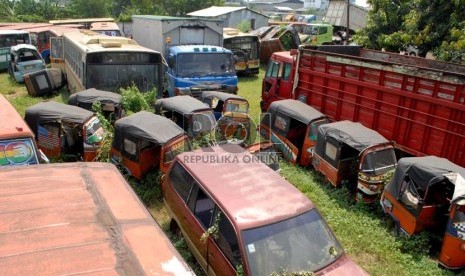  Sejumlah kendaraan angkutan umum dengan kondisi tidak layak jalan terparkir di Terminal mobil barang Pulo Gebang , Jakarta Timur, Kamis (30/8). (Republika/Rakhmawaty La'lang)