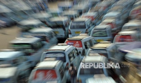 Sejumlah kendaraan angkutan umum terparkir di Terminal Kampung Melayu, Jakarta Timur. 