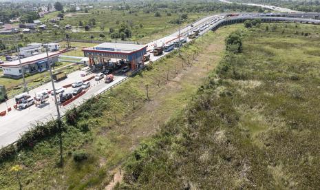 Sejumlah kendaraan antre melintasi Gerbang Tol Kramasan di Desa Ibul Besar III, Pemulutan, Ogan Ilir (OI), Sumatera Selatan, Kamis (28/4/2022). Lalu lintas kendaraan di Jalan Tol Trans Sumatera (JTTS) ruas Kayuagung-Palembang (Sumatera Selatan) selama arus mudik dan balik Idul Fitri 1443 Hijriah ini berlangsung lancar dan nihil kecelakaan. Dzu