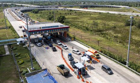 Sejumlah kendaraan antre melintasi Gerbang Tol Kramasan di Desa Ibul Besar III, Pemulutan, Ogan Ilir (OI), Sumatera Selatan. Pada H-4 Hari Raya Idul Fitri 1443 H, jalan Tol Trans Sumatera (JTTS) ruas Kayu Agung-Palembang mengalami kepadatan volume kendaraan dan diperkirakan puncaknya pada H-3 Lebaran. 