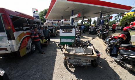 Sejumlah kendaraan antre menunggu ketersediaan bahan bakar minyak (BBM) jenis Pertalite dan Solar subsidi di salah satu SPBU di Lhokseumawe, Aceh, Rabu (31/8/2022). Terbatasnya ketersediaan Pertalite dan Solar subsidi di sejumlah SPBU memicu terjadinya antrean panjang kendaraan baik mobil pribadi, mini bus, truk angkutan, becak motor dan sepeda motor. 