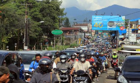 Sejumlah kendaraan antre saat diberlakukan sistem satu arah di Jalan Raya Puncak, Cisarua, Kabupaten Bogor, Jawa Barat, Jumat (6/5/2022). Kepadatan kendaraan di jalur Puncak Bogor tetap terjadi meskipun sudah dilakukan rekayasa lalu lintas sistem satu arah karena tingginya antusiasme warga memanfaatkan libur Lebaran untuk berwisata.