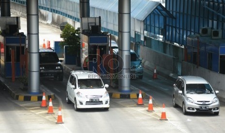 Sejumlah kendaraan antri keluar pintu tol Halim di Jakarta, Kamis (5/3).