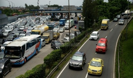 Sejumlah kendaraan antri keluar pintu tol Halim di Jakarta, Kamis (5/3).