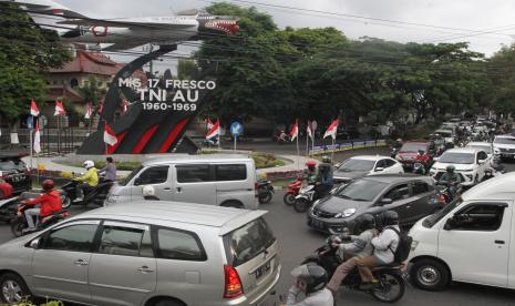 Sejumlah kendaraan berada di salah satu titik kemacetan di jalan Sukarno Hatta, Kota Malang, Jawa Timur, Selasa (20/9/2022). Berdasarkan hasil penelitian Global Traffic Scorecard tahun 2021 yang dilakukan perusahaan analisis data lalu lintas Inrix, kota Malang menempati urutan keempat sebagai kota termacet se-Indonesia setelah Surabaya, Jakarta dan Denpasar dengan jumlah total waktu yang terbuang dalam kemacetan selama periode jam sibuk adalah 29 jam. 