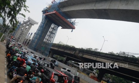  Sejumlah kendaraan berjalan melambat di dekat proyek jalan MRT, Fatmawati, Jakarta Selatan (ilustrasi)