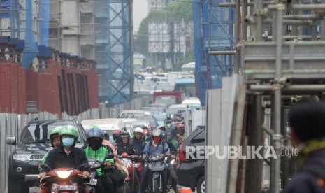  Sejumlah kendaraan berjalan melambat di dekat proyek jalan MRT, Fatmawati, Jakarta Selatan. 