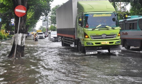 Sejumlah kendaraan berjalan perlahan saat melintasi banjir di jalur pantura kota Kendal, Jawa Tengah, Senin (28/1/2019).