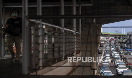 Sejumlah kendaraan berjalan perlahan saat terjebak macet di Jalan Ciledug Raya, Kebayoran, Jakarta, Senin (4/4/2022). Pelonggaran aturan pembatasan kegiatan masyarakat terkait pandemi COVID-19 membuat sejumlah perusahaan kembali memberlakukan aturan bekerja di kantor sehingga menyebabkan kemacetan di sejumlah ruas jalan ibu kota saat jam berangkat dan pulang kerja. 