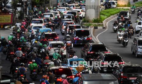 Sejumlah kendaraan berjalan perlahan saat terjebak macet di Jalan Wolter Mongonsidi, Jakarta, Senin (4/4/2022). Pelonggaran aturan pembatasan kegiatan masyarakat terkait pandemi COVID-19 membuat sejumlah perusahaan kembali memberlakukan aturan bekerja di kantor sehingga menyebabkan kemacetan di sejumlah ruas jalan ibu kota saat jam berangkat dan pulang kerja. 