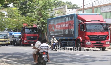 Sejumlah kendaraan bermesin diesel antre di pinggir jalan untuk mendapatkan solar di SPBU Kelurahan Pesantren, Kota Kediri, Jawa Timur, Jumat (15/10/2021). Antrean kendaraan hingga di pinggir jalan tersebut dipicu oleh keterlambatan penyaluran bahan bakar minyak (BBM) jenis solar di Kota Kediri. 