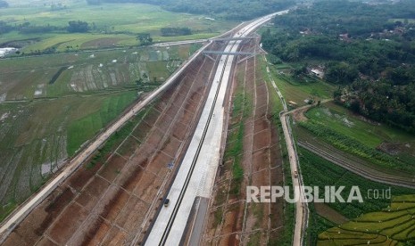 Sejumlah kendaraan bermotor melaju saat hari pertama pengoperasian Tol Salatiga-Kartasura di Susukan, Kabupaten Semarang, Jawa Tengah, Jumat (21/12/2018). 