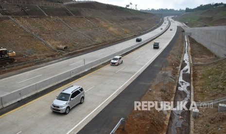 Sejumlah kendaraan bermotor melaju saat hari pertama pengoperasian Tol Salatiga-Kartasura di Susukan, Kabupaten Semarang, Jawa Tengah, Jumat (21/12/2018). 