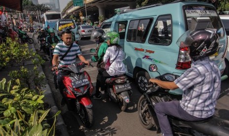 Sejumlah kendaraan bermotor melawan arus lalu lintas di kawasan Jalan KH Mas Mansyur, Jakarta.