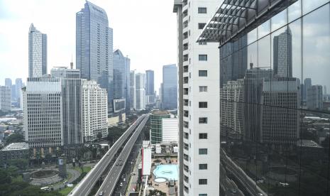 Sejumlah kendaraan bermotor melintas di Jalan Layang Non Tol (JLNT) Kampung Melayu-Tanah Abang di kawasan Casablanca, Jakarta, Selasa (5/4/2022). Bank Dunia menurunkan proyeksi pertumbuhan ekonomi Indonesia pada tahun 2022 menjadi 5,1 persen pada April 2022, dari perkiraan sebelumnya 5,2 persen pada Oktober 2021, di tengah perang Rusia dan Ukraina