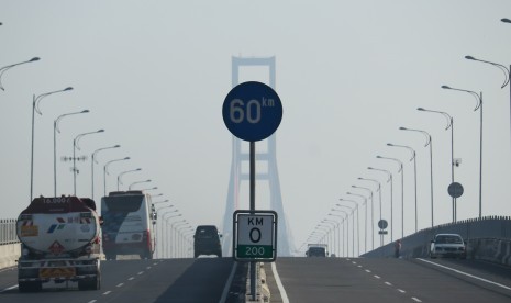 Ilustrasi sejumlah kendaraan bermotor melintas di Jembatan Suramadu, Surabaya, Jawa Timur.